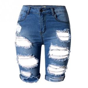Fashion Nova Ripped Denim Shorts 
•Women’s Size XS